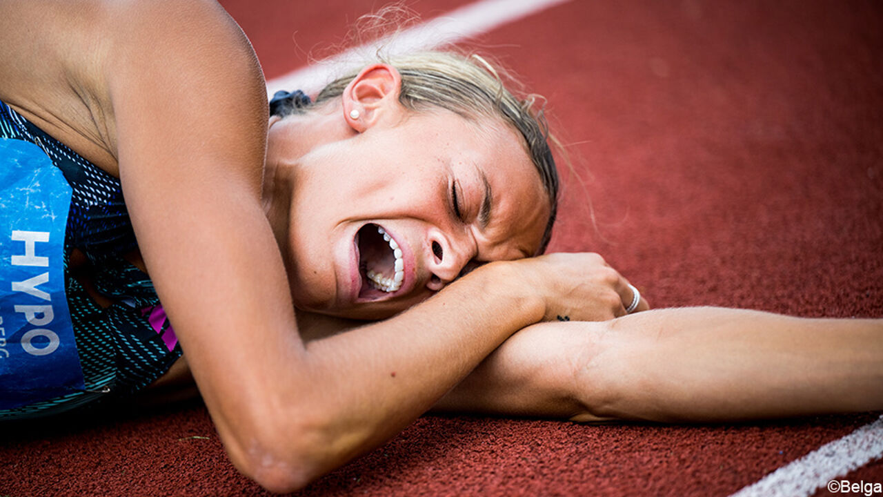 Tenere la pista di atletica (in pieno sole) sulla sinistra. Anna Sala