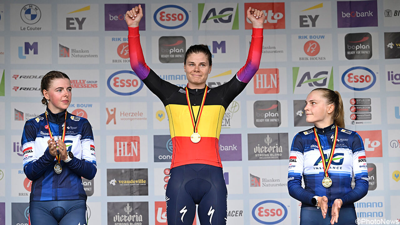 BEKIJK: Lotte Kopecky wint comfortabel de sprint en is opnieuw Belgisch ...