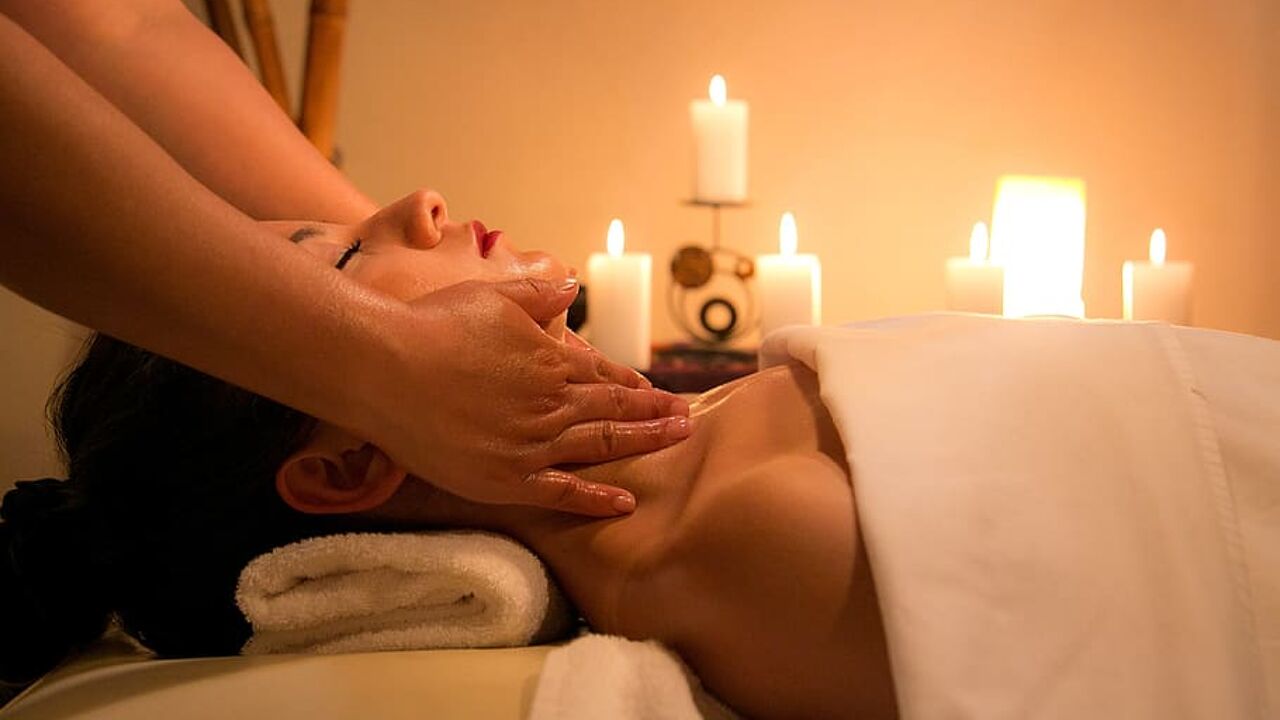 Erotische masseuse uit Bekkevoort ziet steeds meer eenzame mensen in haar  massagesalon: 