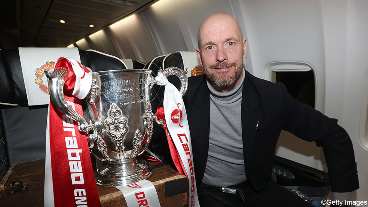 Erik ten Hag met de gewonnen Carabao Cup vorig seizoen.