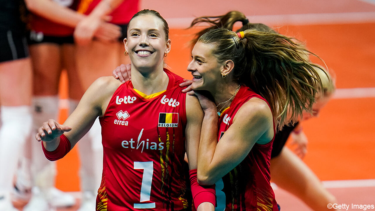 Celine Van Gestel en Britt Herbots: buddy's op en naast het veld.