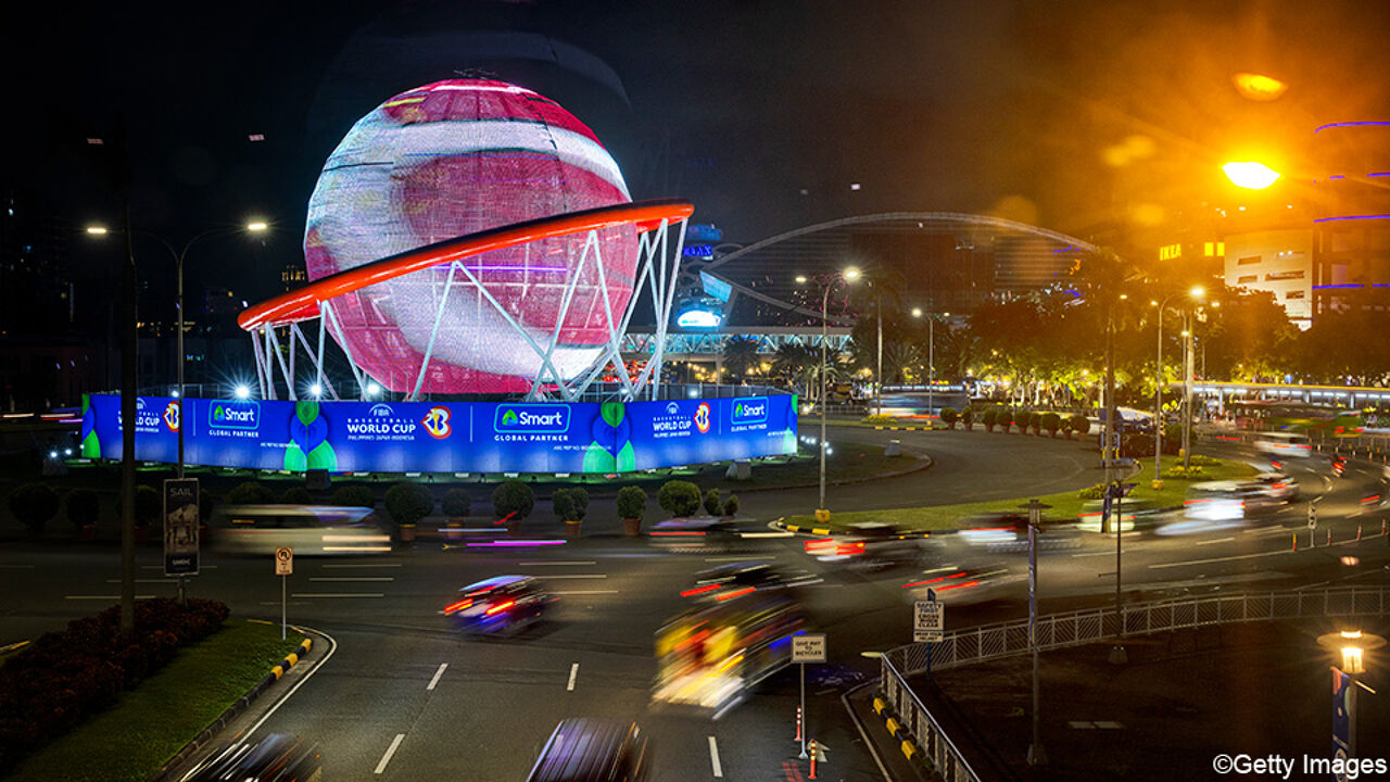 Mall of Asia Arena di Pasay siap menjadi tuan rumah Piala Dunia Bola Basket. Mall of Asia Arena di Pasay.