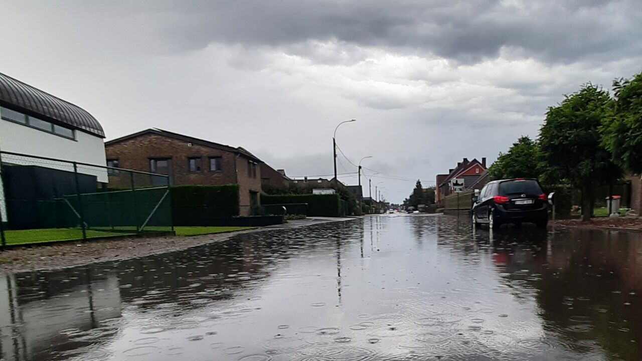 Hevige Regenval Zet Straten Blank In Limburg, Wateroverlast Het Grootst ...