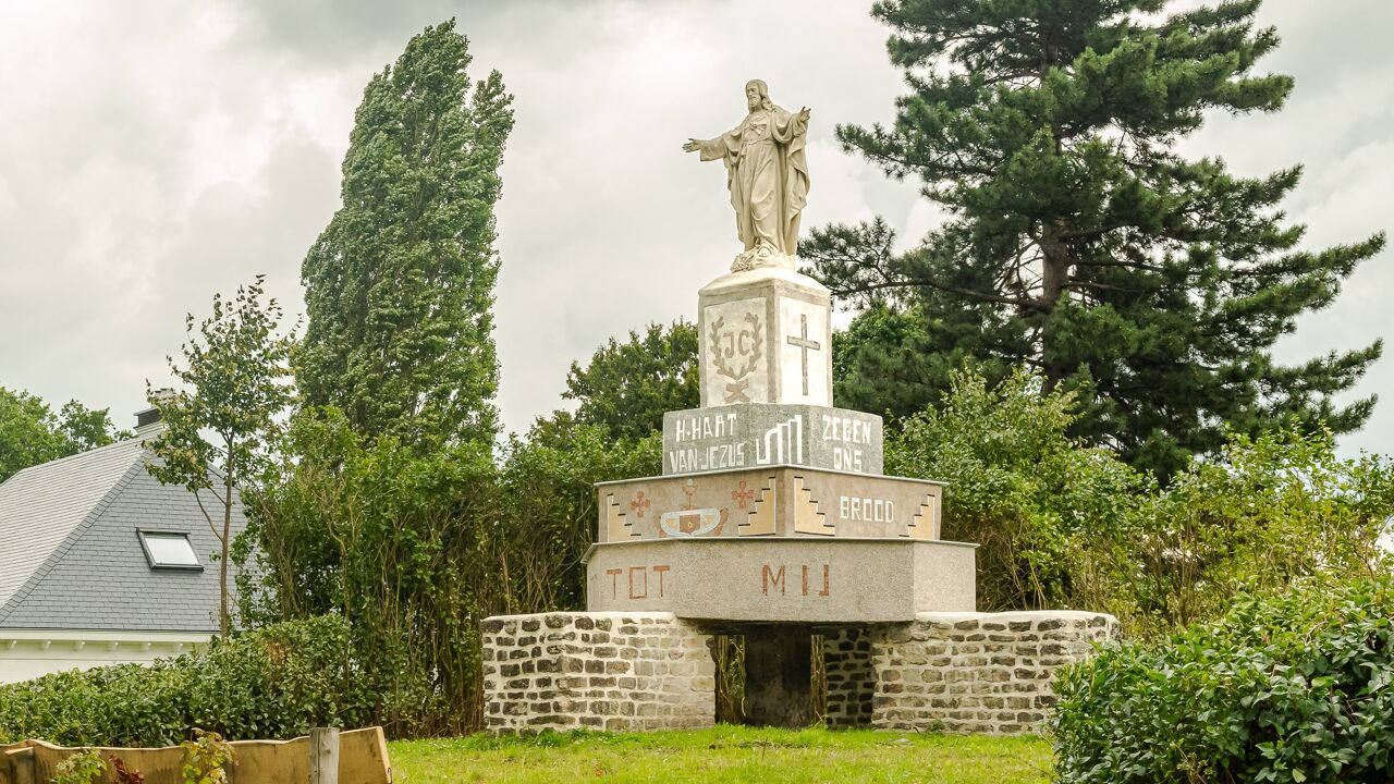 Groot Christusbeeld is na restauratie opnieuw blikvanger op toegangsweg naar centrum van Perk