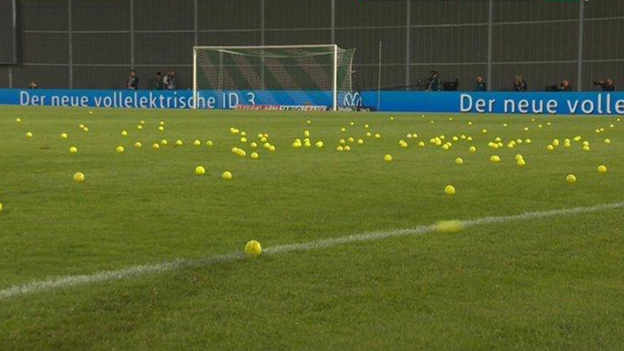 Serata tranquilla per il Bayern Monaco e i tifosi esprimono la loro insoddisfazione per le palline da tennis  DFB Pokal