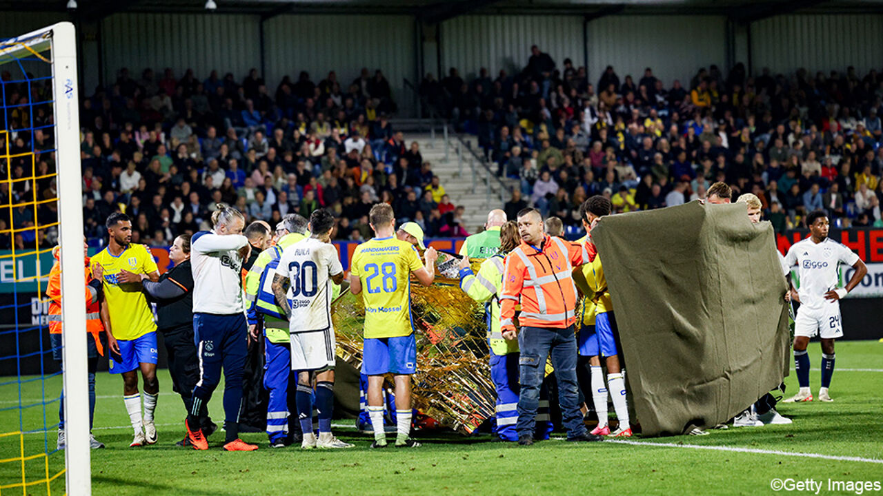 RKC goalkeeper resuscitated after collision against Ajax, but ‘conscious and reachable’ in ambulance |  Dutch League 2023/2024
