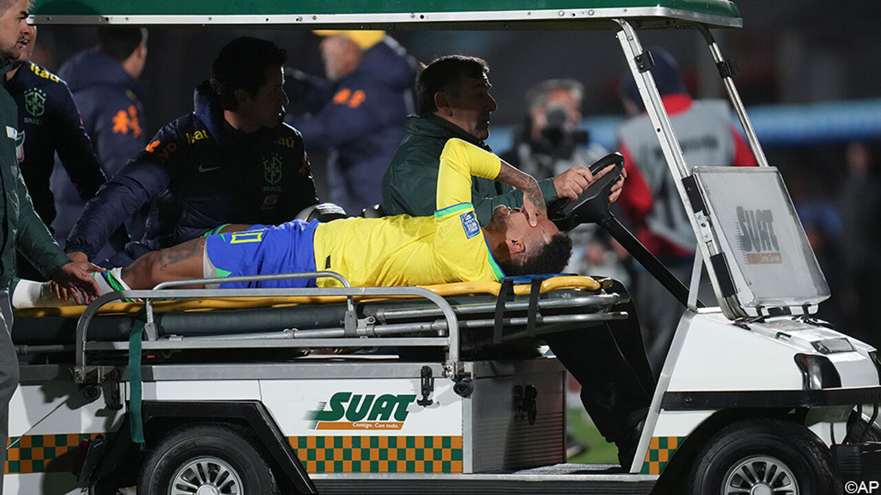 Neymar lascia il campo piangendo a causa di un infortunio al ginocchio dopo la sconfitta del Brasile contro l’Uruguay  Il turno preliminare della Coppa del Mondo