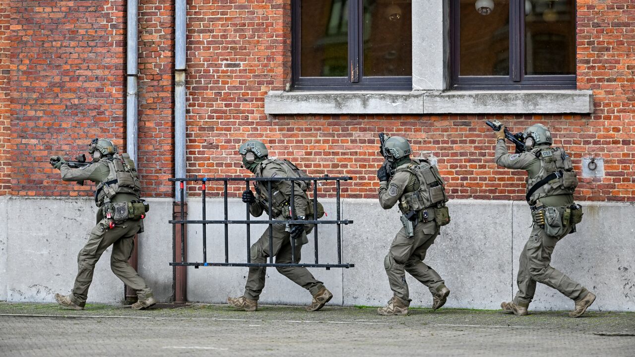 Negen Verdachten Opgepakt Bij Huiszoekingen In Brussel, Wemmel En ...