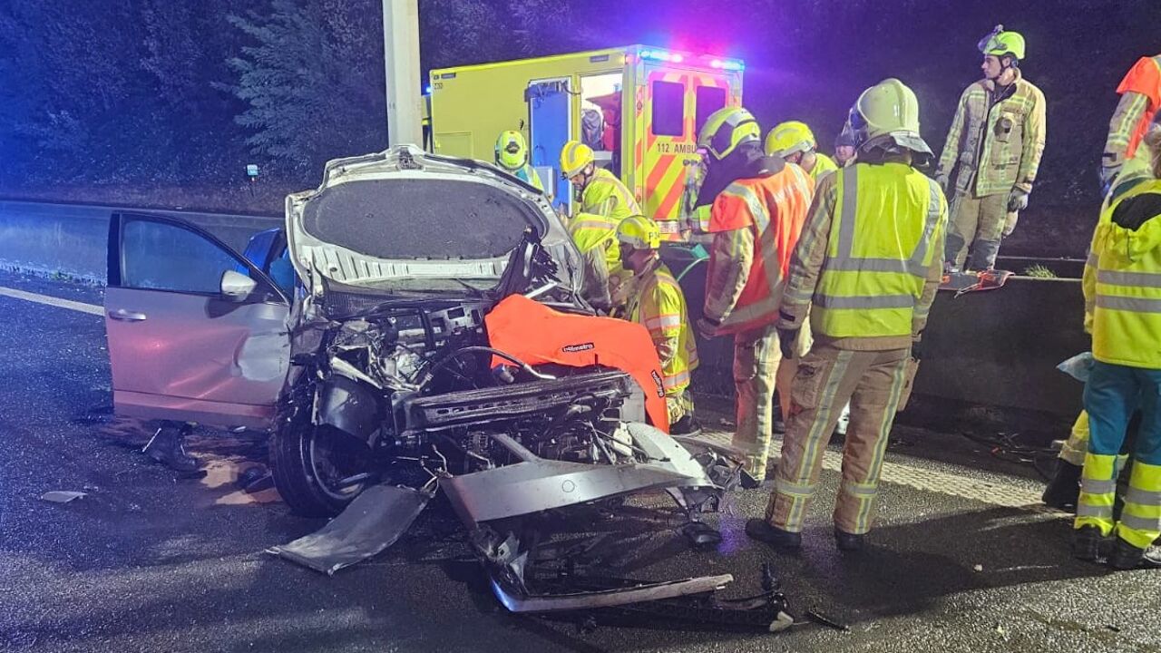 Wagen Breekt In Twee Na Zware Botsing, Bestuurder Gewond Maar Niet In ...