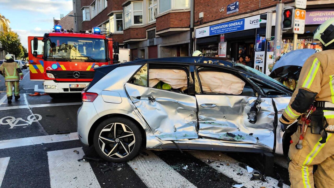 Twee Zwaargewonden Bij Botsing Tussen Auto En Brandweerwagen In Elsene ...