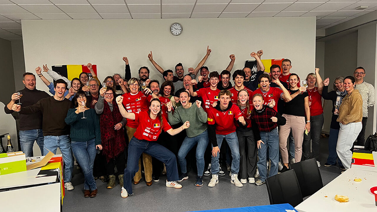 Vrienden, familie en ploeggenoten verzamelden om op groot scherm de finale te kijken.