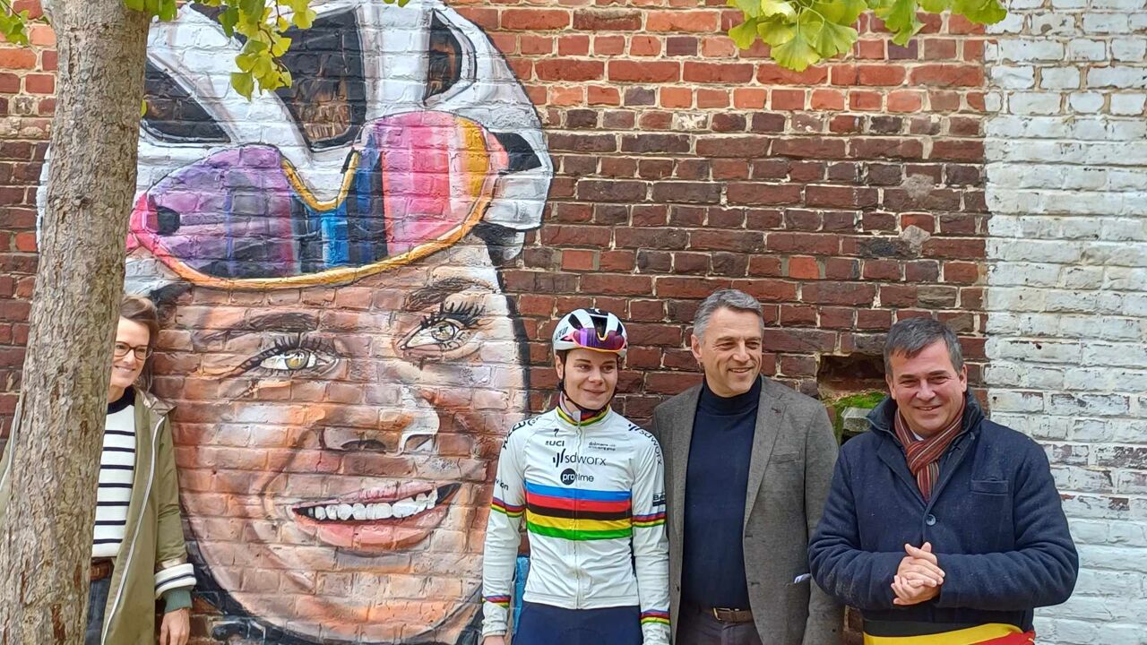 Muurportret van Lotte Kopecky in museum van de wielersport in Roeselare