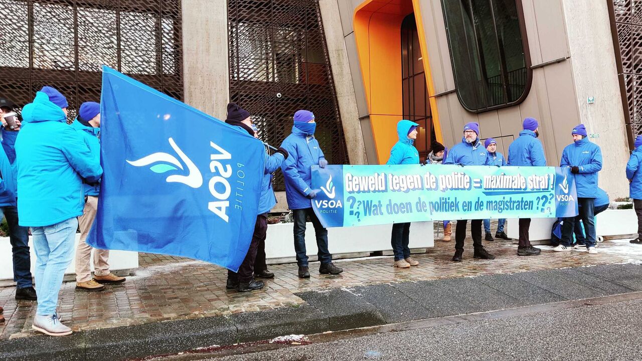 Vsoa Politievakbond VSOA betoogt tegen geweld tegen hulpdiensten bij aanvang ...