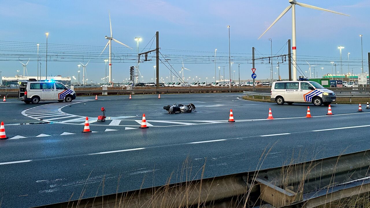 Motorrijder Van 23 Jaar Overleden Na Ongeval In Haven Zeebrugge | VRT ...