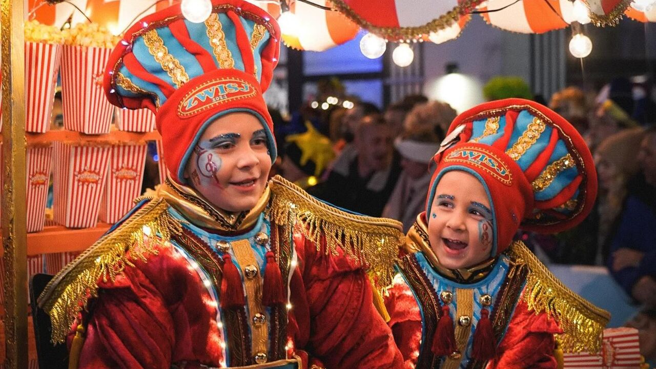 Een uitzonderlijk lange stoet, lichte regen, maar veel lachende