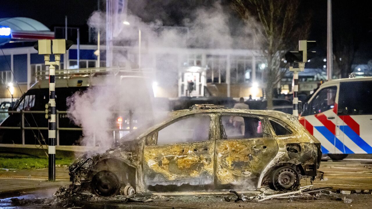 Acht Agenten Gewond Na Zware Rellen Tussen Eritreeërs In Den Haag | VRT ...