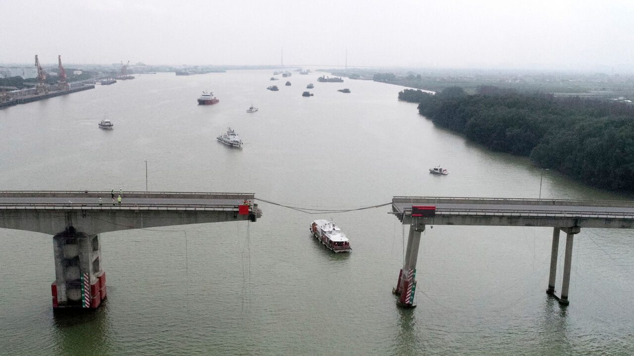 Vrachtschip Vaart Tegen Verkeersbrug In China, Minstens 2 Doden En 3 ...