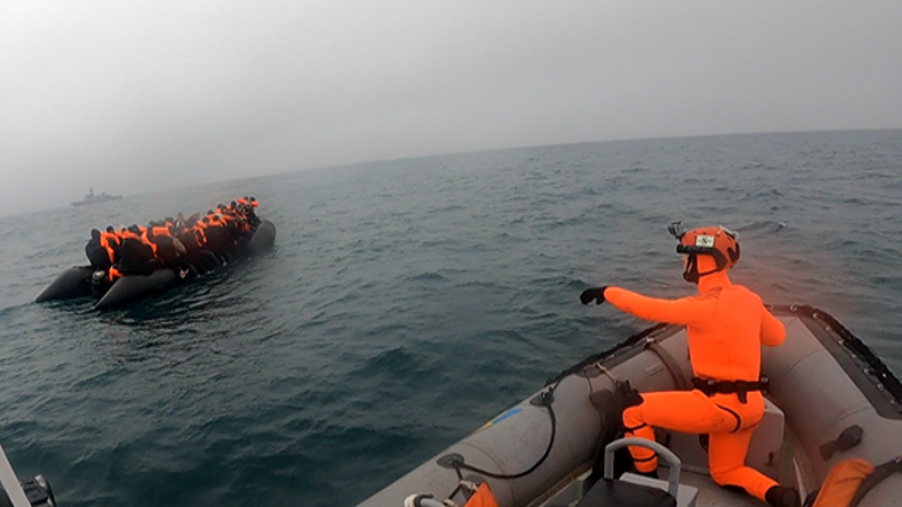 Eén Dode En Twee Vermisten Na Incident Met Bootje Op Het Kanaal | VRT ...