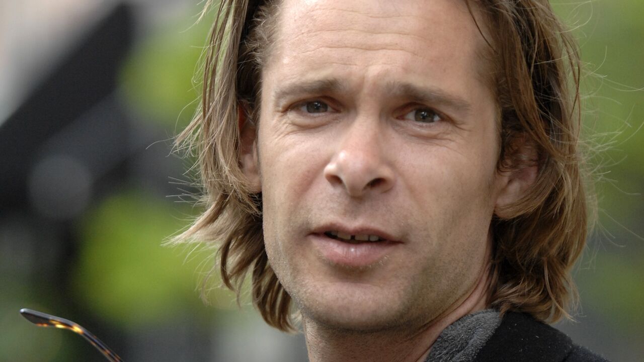 Politie Amsterdam neemt (nep)wapen in beslag bij cabaretier Hans