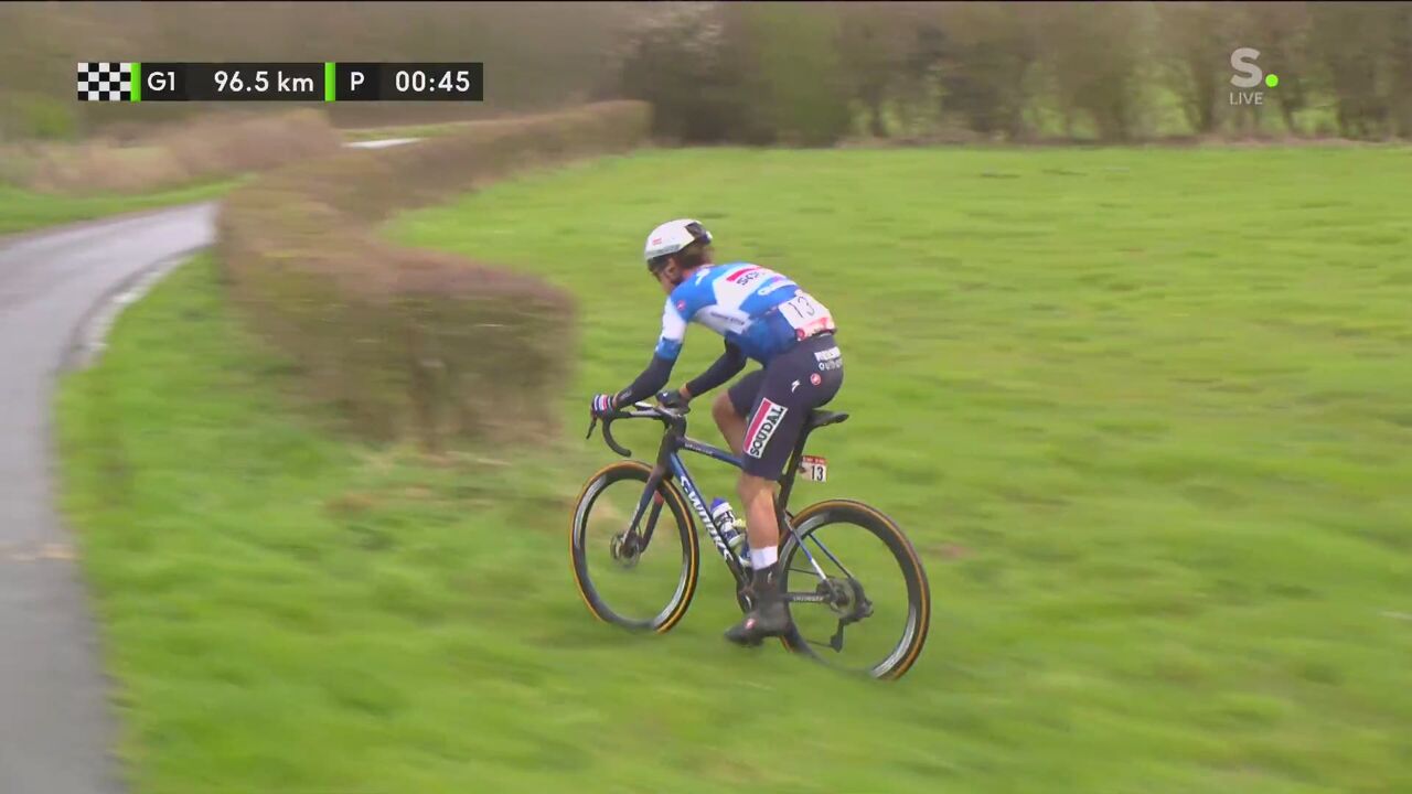 Nederlandse wielrenner Pepijn Reinderink zoekt het veld op sporza