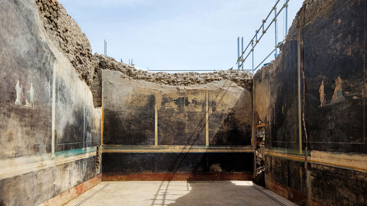 The Black Room in Pompeii has an area of more than 80 square metres. The Black Room in Pompeii has an area of more than 80 square metres.
