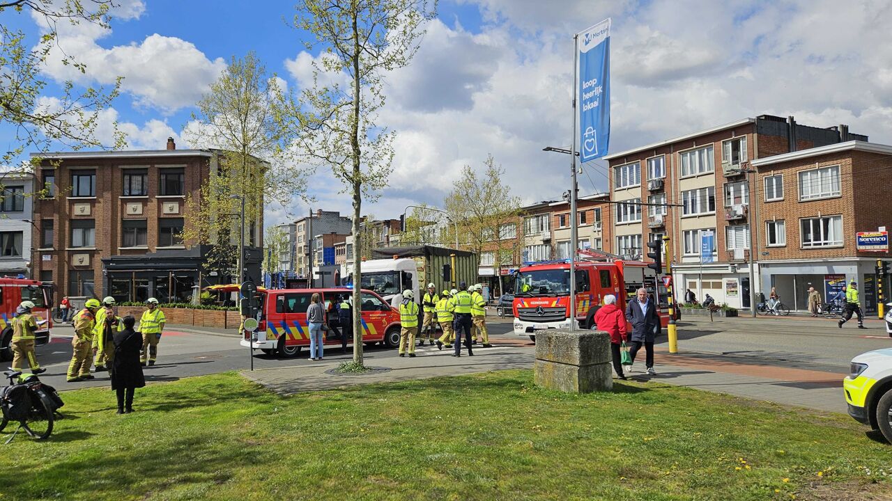 Fietser Zwaargewond Bij Ongeval Met Vrachtwagen In Mortsel | VRT NWS ...