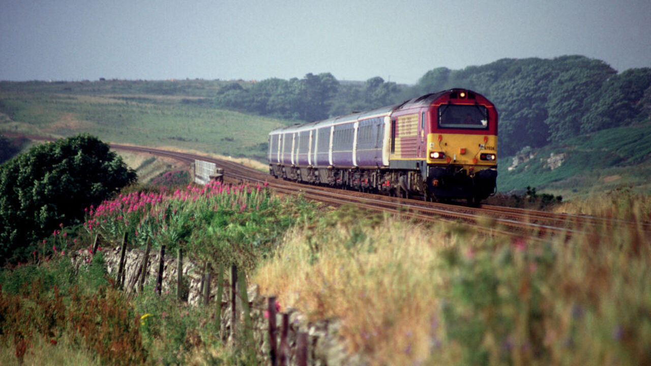 Hoe reis je goedkoop met de trein? En wat als je toch moet vliegen? Met
