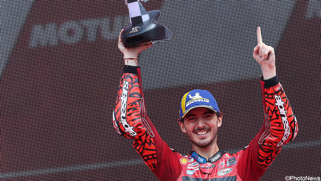 Dual Ducati Corse Francesco Bagnaia Pet – Rood, 90% Katoen, 10% Polyester, Met 63-borduurwerk En Tribale Print Onder Klep