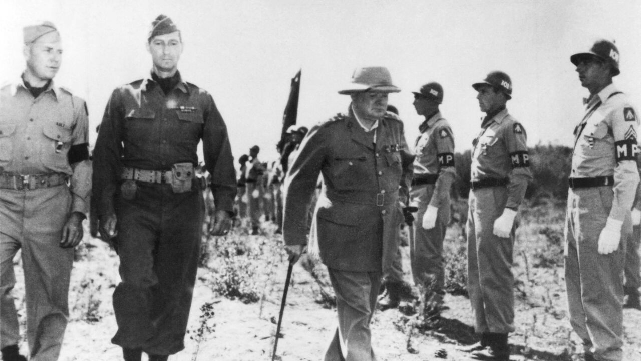 Il primo ministro britannico Winston Churchill ispeziona le forze alleate sbarcate vicino a Marsiglia. Il primo ministro britannico Winston Churchill ispeziona le forze alleate sbarcate vicino a Marsiglia.