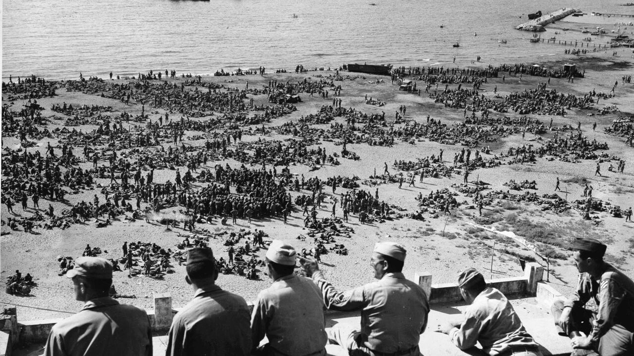 Truppe alleate su una spiaggia in Italia il 10 agosto 1944, in attesa del via libera per... Truppe alleate su una spiaggia in Italia il 10 agosto 1944, in attesa del via libera per...