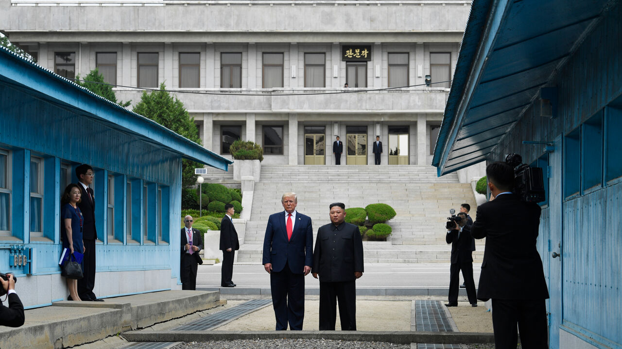 Militair uit Noord-Korea steekt te voet zwaarbeveiligde grens met Zuid