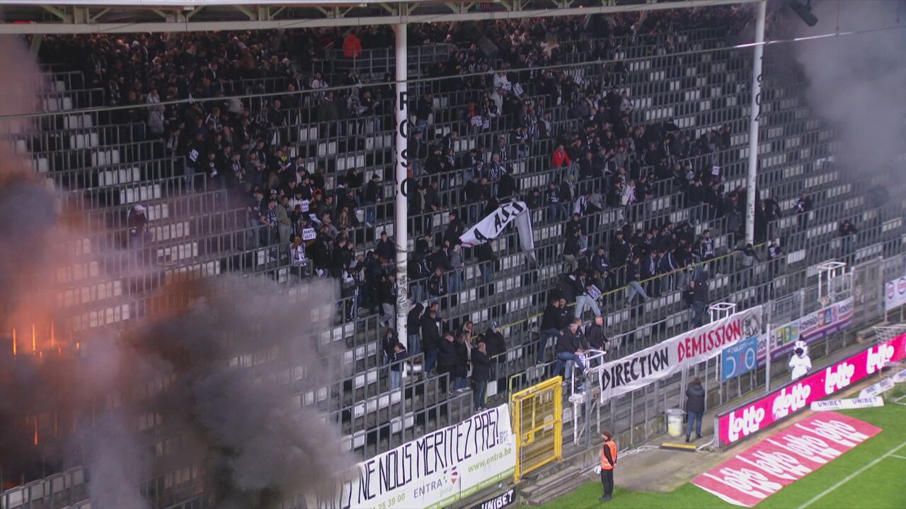 Harde kern van Charleroi toont zich met spandoek en afwezigheid van 12 minuten