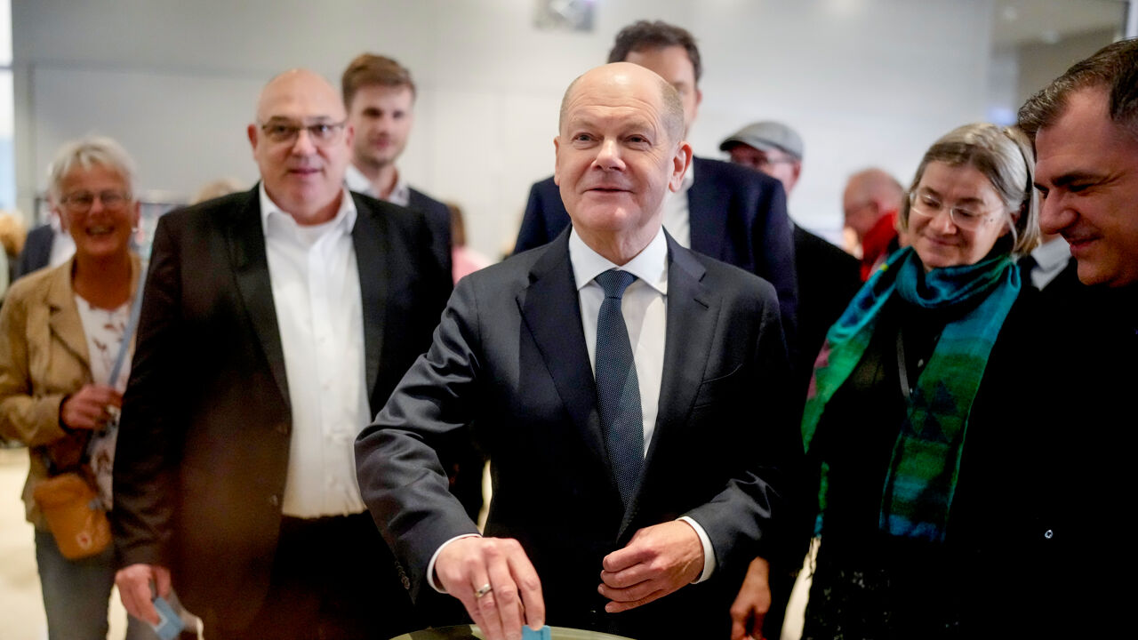 Duitse bondskanselier Olaf Scholz verliest vertrouwensstemming, weg