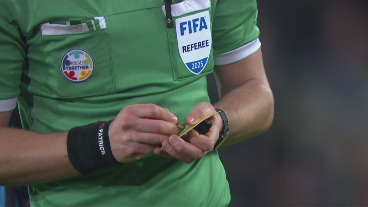 VIDEO - Potloodje van ref Bourdeaud'hui sneuvelt bij het noteren op gele kaart