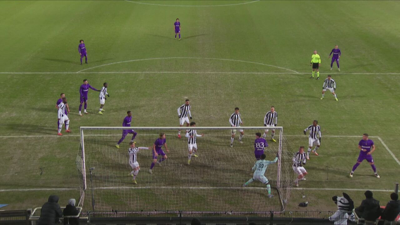 Onwaarschijnlijk nipt! Bal wil er geen tweede keer in voor Anderlecht