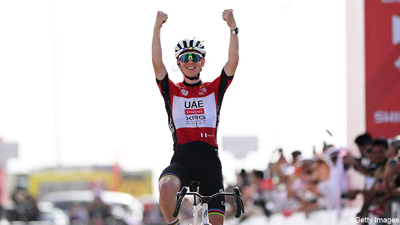 Tadej Pogacar soleert met overmacht naar rit- en eindzege UAE Tour, Van Eetvelt slachtoffer van waaierslag