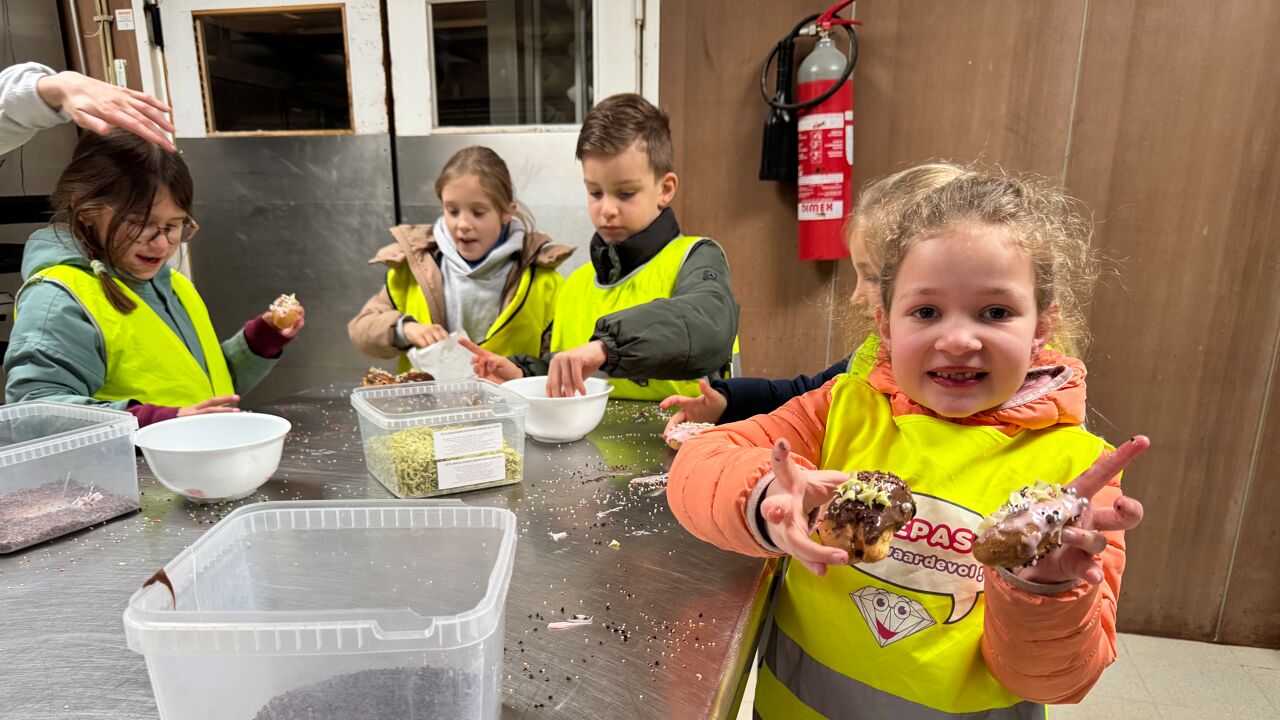 Klas van overleden Lowie (6) versiert eclairs bij bakker in Sint-Antonius  Zoersel voor strijd tegen kanker bij kinderen | VRT NWS: nieuws