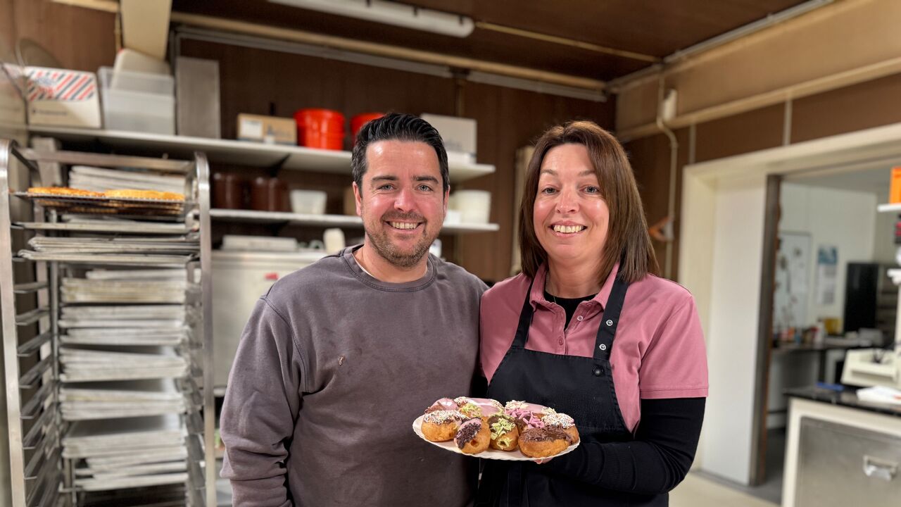 Klas van overleden Lowie (6) versiert eclairs bij bakker in Sint-Antonius  Zoersel voor strijd tegen kanker bij kinderen | VRT NWS: nieuws