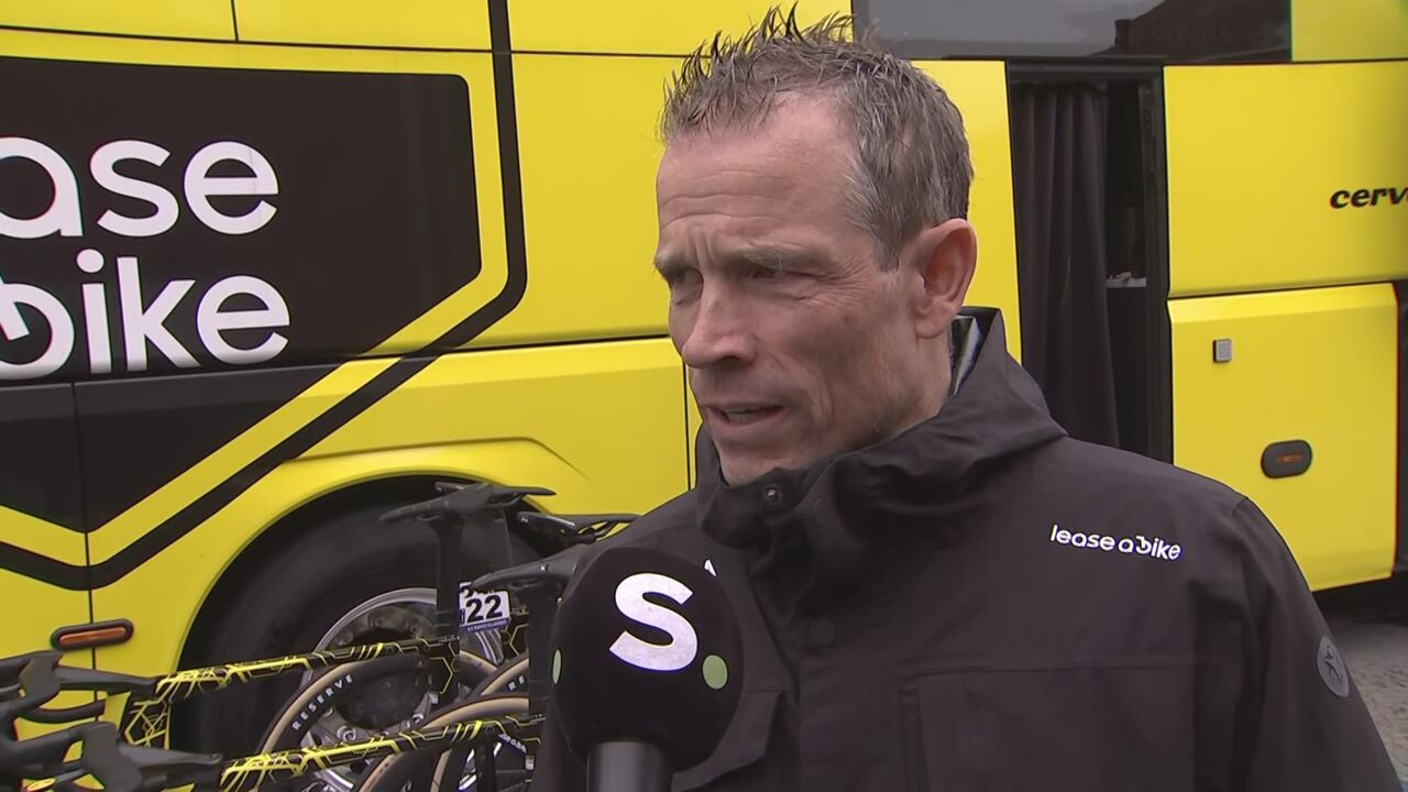 Wout van Aert zit met vraagtekens en grijnst: "Mijn baas wil dat ik een