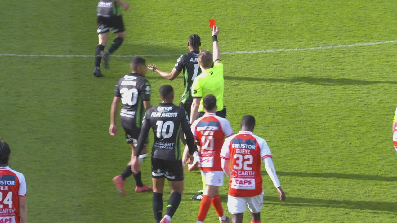 Niet slim! Invaller Abu Francis krijgt 2 keer geel in 2 minuten