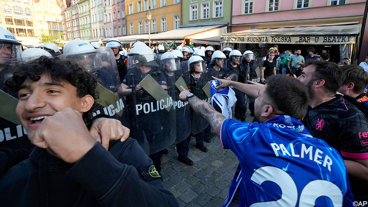 Opnieuw rellen voor een Europese finale: hooligans van Chelsea en Betis ...