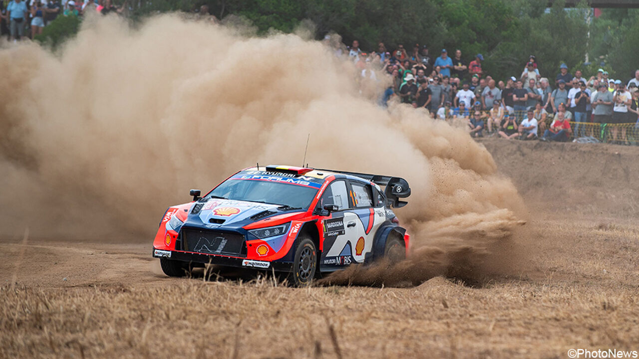 Thierry Neuville komt dag zonder problemen door in Sardinië, en wil op zondag WK-punten sprokkelen