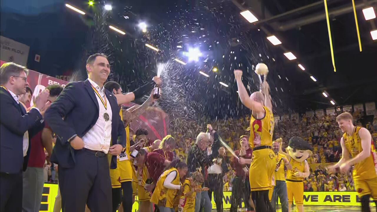 VIDEO - Ruim verslag van match 4 in de finale van de basketbalplay-offs tussen Oostende en Mechelen