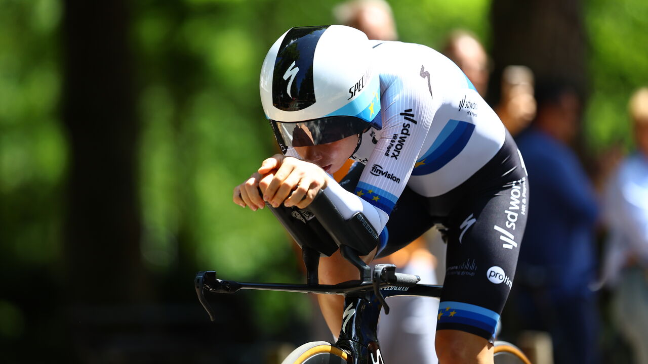LIVE Giro Donne: Kan Lotte Kopecky, die start om 14:05, meteen de roze trui veroveren in de openingstijdrit?