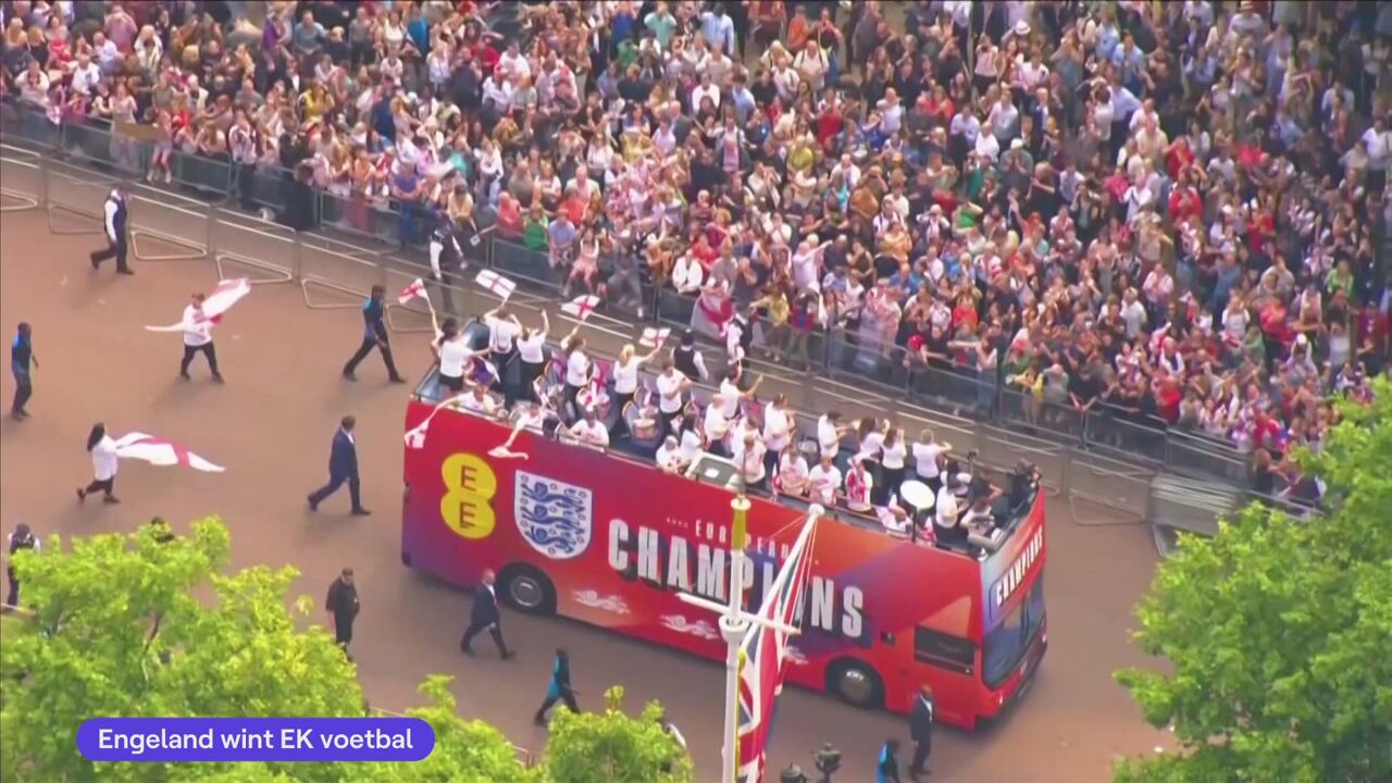VIDEO - Lionesses enthousiast onthaald in Londen na EK-winst: “Voetbal komt thuis”