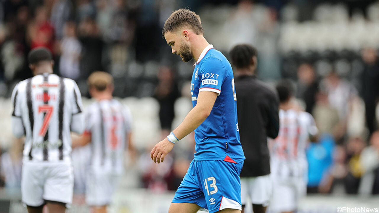 Lost in her gazeTime suspendedEnchanted by her