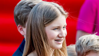 Sweet Sixteen Voor Prinses Elisabeth Een Hippe Tiener Op Sneakers En Met Blote Schouders Vrt Nws Nieuws