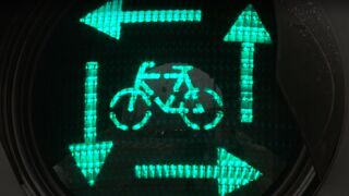 stoel vasteland Hamburger Tegelijk groen voor alle fietsers en voetgangers op kruispunten? In  Antwerpen is proefproject al afgevoerd | VRT NWS: nieuws