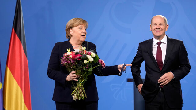BEKIJK - Angela Merkel geeft na 16 jaar fakkel door aan nieuwe Duitse