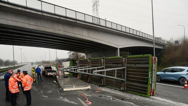 Oprit E17 Bij Deerlijk Versperd Door Gekantelde Vrachtwagen ...